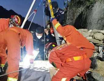 深井救援非常艱難，救援三腳架成消防隊員可靠后盾